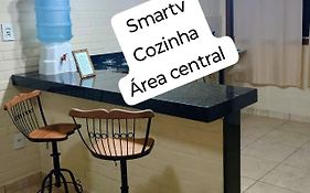 Flat de 2 quartos com AR na área central de GV com conzinha completa-garagem-wifi-Bom p grupos ou familias ou empresas